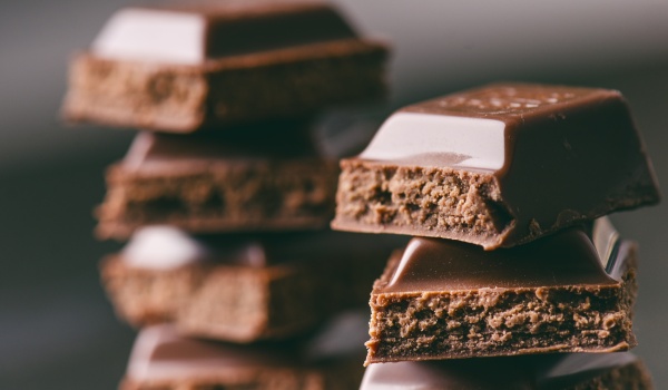 Development and characterization of dietary bar chocolate in a potentially probiotic bar.  