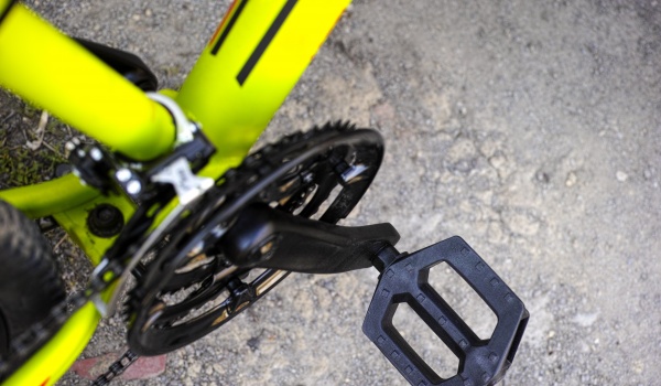 Bicicleta com triciclo proporciona deslocamentos e terapia com estímulo dos membros inferiores